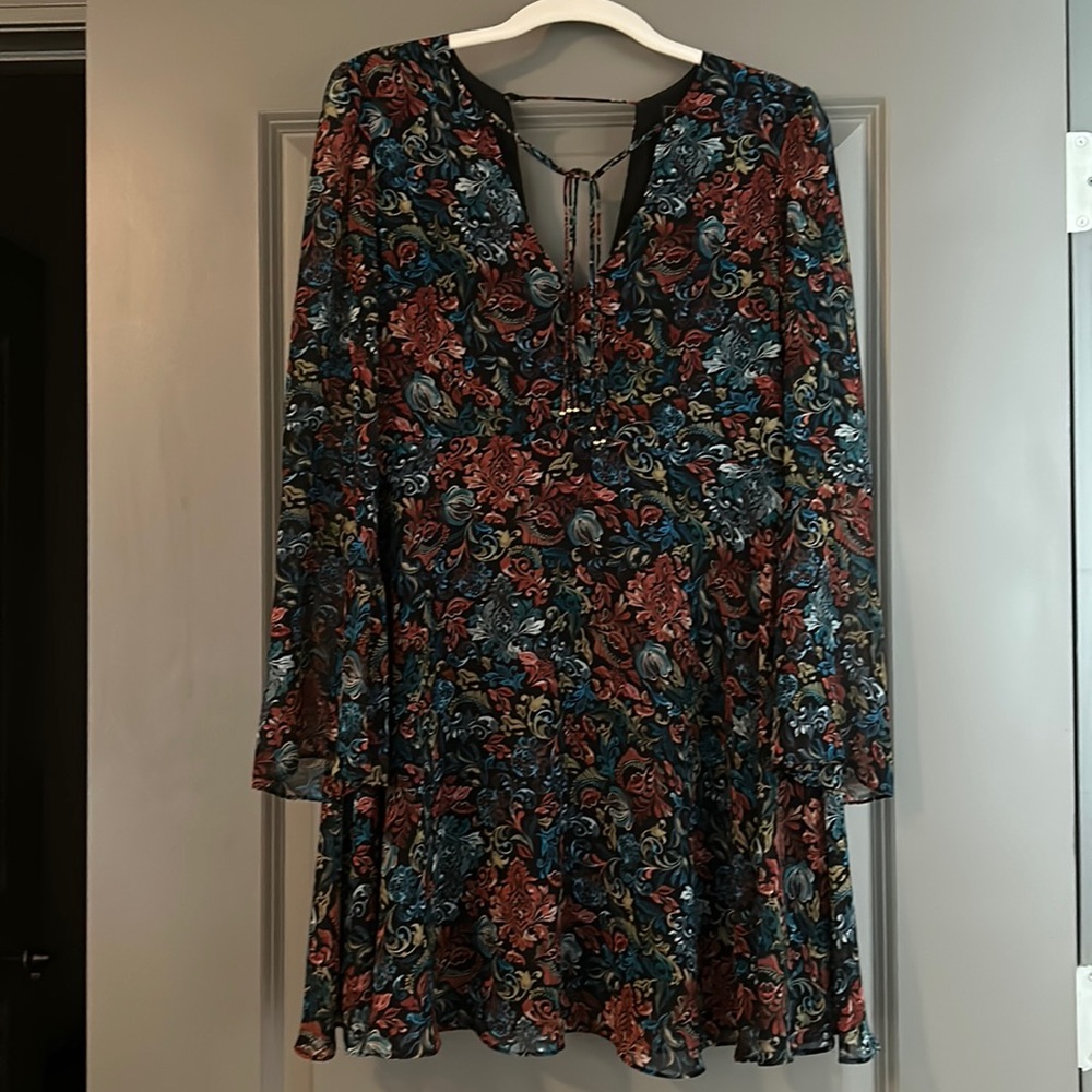 Sam Edelman, Women Tapestry Print Dress, V Neck and Back. Long Bell Sleeves